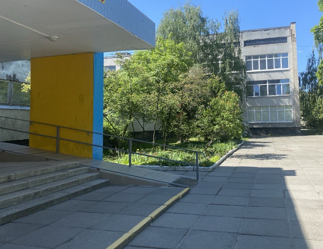 Пандус на центральному вході